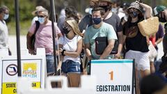 Las personas hacen fila para recibir una vacuna Johnson &amp; Johnson en el sitio de vacunaci&oacute;n emergente &uacute;nico ubicado en la playa de 16th Street en la arena el domingo 2 de mayo de 2021 en Miami Beach. 