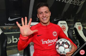 Jovic posa extendiendo la mano tras marcar cinco goles en un mismo partido.