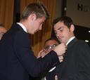 De Gea le impuso a Casillas la insignia de la Madrileña
