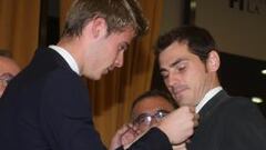 De Gea le impuso a Casillas la insignia de la Madrileña