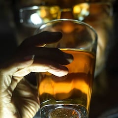 El motivo por el que las botellas de alcohol y el tabaco llevan un precinto de Hacienda