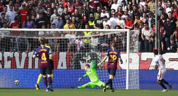 El jugador del Sevilla, Jesús Navas, marca el 1-0.
