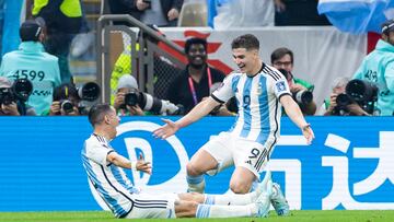 Julián Alvarez y Di María celebran un gol en el Mundial.