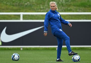 England's Dutch head coach Sarina Wiegman