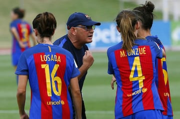 El entrenador del Barcelona Xavier Llorens da indicaciones a sus jugadoras durante el partido de semifinales de la Copa de la Reina de fútbol que Barcelona y Valencia disputan hoy en la Ciudad del Fútbol de Las Rozas.