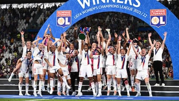 Las jugadoras del Lyon alzan el t&iacute;tulo de campeonas de Europa.