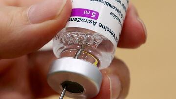 FILE PHOTO: A medical worker prepares a dose of Oxford/AstraZeneca&#039;s COVID-19 vaccine at a vaccination centre in Antwerp, Belgium March 18, 2021. REUTERS/Yves Herman/File Photo