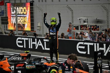 Lando Norris celebra su primer campeonato del mundo subido a su monoplaza.