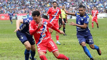 AME5351. COBÁN (GUATEMALA), 14/12/2024.- Thales Moreira (i) y Byron Leal (d) de Cobán Imperial disputan un balón con Oscar Raí Villa (c) de Xelajú MC este sábado, en un partido de ida de la final del Torneo Apertura 2024 de la Liga Nacional de Guatemala entre Cobán Imperial y Xelajú MC en el estadio Verapaz, en Cobán (Guatemala). EFE / Fernando Ruiz