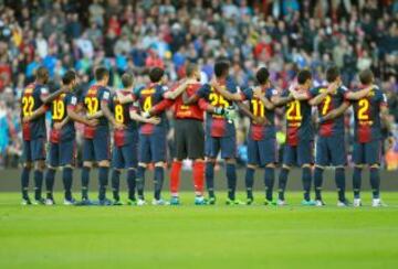 Los jugadores del Barcelona durante el minuto de silencio por los atentados de Boston.