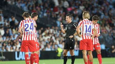 Soto Grado en el momento de expulsar a Lenglet.