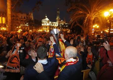 El Valencia Basket en el ayuntamiento. 
Rafa Martínez y Juan Roig ofreciendo el trofeo de la Eurocup a los aficionados.