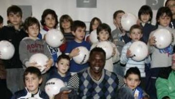 <b>EL TESTIGO. </b>Víctor Ruiz abraza a un Amat sonriente, ayer.