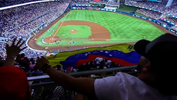 MIAMI (United States), 12/03/2026.- A person waves a Venezuelan flag during the 2026 World Baseball Classic game between Venezuela and Dominican Republic at loanDepot park baseball stadium in Miami, Florida, USA, 11 March 2026. (República Dominicana) EFE/EPA/CRISTOBAL HERRERA-ULASHKEVICH