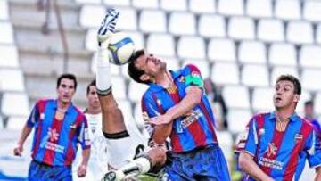 <b>MUCHA PELEA. </b>Los levantinistas salieron victoriosos en un partido de brega y que finiquitó Robusté con un cabezazo.