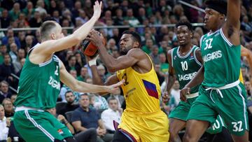 Kaunas (Lithuania), 08/11/2019.- Arturas Milaknis (L), Zach Leday (R) and Nigel Hayes (2nd R) of Zalgiris Kaunas and Cory Higgins of FC Barcelona in action during the Euroleague basketball match between Zalgiris Kaunas and FC Barcelona in Kaunas, Lithuania, 08 November2019. (Baloncesto, Euroliga, Lituania) EFE/EPA/Toms Kalnins