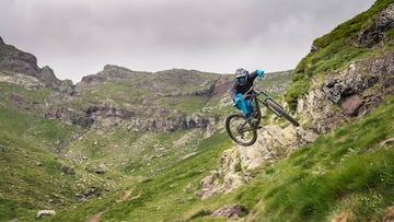 Piloto de MTB saltando en el Pirineo Aragonés con Iago Garay, Jorge García y Sergio Layos.