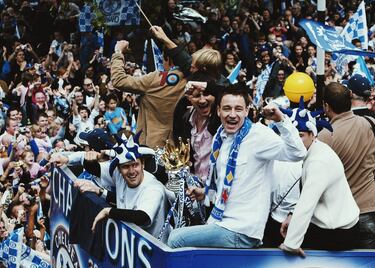 50 años después de haber conquistado su única Liga (1955), el Chelsea conquistó su primer Premier en 2005, en la primera campaña de José Mourinho al frente del conjunto londinense. A partir de entonces, los ‘Blues’ han conquistado cuatro títulos de Premier más para sus vitrinas. Volvió a repetir título en la campaña siguiente (2005-06), pero las otras tres restantes han sido en temporadas alternativas: 2009-10, 2014-15 y 2016-17. Tres de ellas han sido bajo la dirección técnica de José Mourinho: 2004-05, 2005-06 y 2014-15, una de Ancelotti (2009-10) y la restante de Antonio Conte (2016-17)…