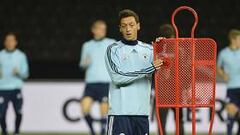 Özil contra Ibrahimovic con el liderato en juego