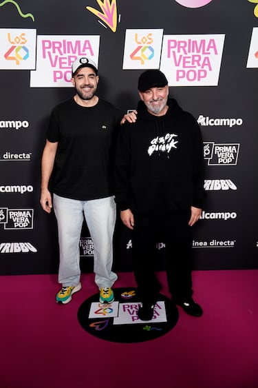 Los presentadores José Manuel Duro y Arturo Grau posan en la alfombra roja de LOS40 Primavera Pop.