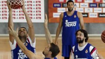 Mejri obstruye la red con dos balones ante Nocioni. Detr&aacute;s, Reyes y un Llull que mira sonriente la escena.
 