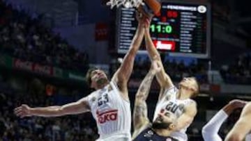 Llull y Carroll le pelean un rebote a Pero Antic en el Barclaycard Center durante la primera fase. Ganó el Madrid por 80-73. En Estambul, vencieron los de Obradovic por 77-66.