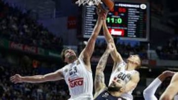 Llull y Carroll le pelean un rebote a Pero Antic en el Barclaycard Center durante la primera fase. Gan&oacute; el Madrid por 80-73. En Estambul, vencieron los de Obradovic por 77-66.