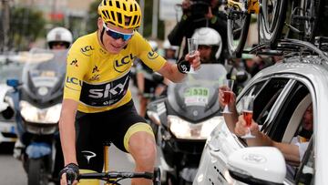 Cycling - The 104th Tour de France cycling race - The 103-km Stage 21 from Montgeron to Paris Champs-Elysees, France - July 23, 2017 - Team Sky rider and yellow jersey Chris Froome of Britain toasts after the start. REUTERS/Benoit Tessier     TPX IMAGES OF THE DAY