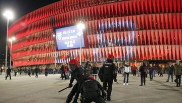 GRAF7569. BILBAO, 22/02/2018.- Agentes de la brigada móvil de la Ertzaintza, detienen a un aficionado tras varias cargas momentos antes de comenzar el partido entre el Athletic Bilbao- Spartak de Moscú, de vuelta de dieciseisavos de final de la Liga Europ