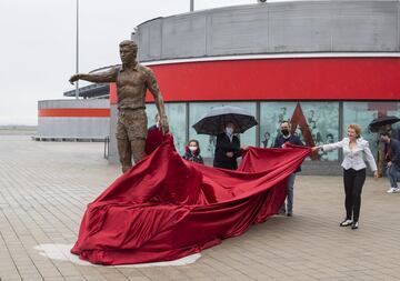 Alicia Huertas, escultora de la estatua propia de Luis Aragon¨¦s ubicada en los aleda?os del Estadio Metropolitano.