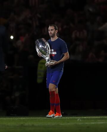 El Atlético celebró la Supercopa de Europa con su afición