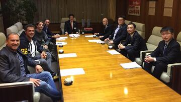 El director t&eacute;cnico de la Federaci&oacute;n Espa&ntilde;ola de Pirag&uuml;ismo, Ekaitz Saies, acompa&ntilde;ado por los entrenadores Miguel Garc&iacute;a, Marcel Glav&aacute;n  y Guille D&iacute;ez-Canedo, en la reuni&oacute;n celebrada hoy a su llegada a Jap&oacute;n con el alcalde de Oshu, Masaaki Aihara, y el presidente de la Federaci&oacute;n Japonesa de Canoa y de la Confederaci&oacute;n Asi&aacute;tica, Shoken Narita. Los cuatro t&eacute;cnicos integran la delegaci&oacute;n del equipo nacional desplazada al pa&iacute;s nip&oacute;n para buscar un sitio donde entrenar en exclusividad y con tranquilidad previo a la celebraci&oacute;n de los JJOO de Tokio 2020.