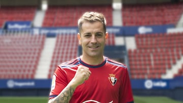 Rubén Peña posa en El Sadar con la camiseta de Osasuna.