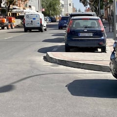¿Se puede aparcar el coche en sentido contrario? Esto dice el Reglamento de la DGT