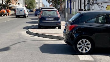 ¿Se puede aparcar el coche en sentido contrario? Esto dice el Reglamento de la DGT