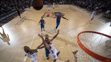 Yabusele y Hanga pelean un rebote con Mirotic en un Clásico de la Euroliga.