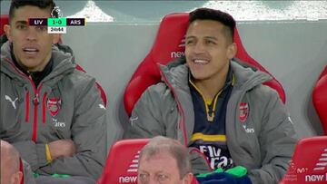 Alexis S&aacute;nchez en el banquillo. 