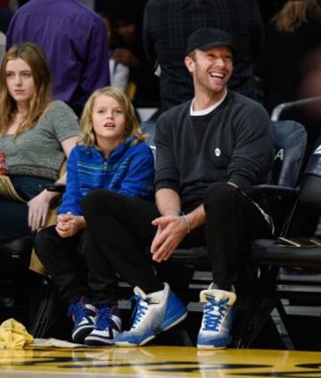 El líder de Coldplay Chris Martin junto a su hijo Moses Martin durante el partido de los Golden State Warriors y Los Ángeles Lakers en el Staples Center.