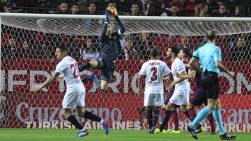 Sergio Rico durante el Sevilla vs Eibar