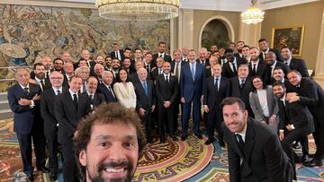 Sergio Llull se fotografía con toda la plantilla, la directiva del Real Madrid y el rey Felipe VI.