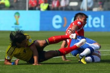 Futbol, Chile vs Colombia
Eliminatorias para Brasil 2014.
El jugador de la seleccion chilena Gary Medel, derecha, disputa el balon con Radamel Falcao de Colombia durante el partido clasificatorio al mundial de Brasil 2014 jugado en el estadio Monumental en Santiago, Chile.