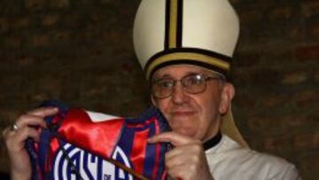 El Papa Francisco con un bander&iacute;n de San Lorenzo de Almagro.