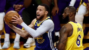 Los Angeles (United States), 09/05/2023.- Golden State Warriors guard Stephen Curry (L) scores against Los Angeles Lakers forward LeBron James during the second quarter of game 4 of the Western Conference Semifinals between the Los Angeles Lakers and the Golden State Warriors at Crypto.com Arena in Los Angeles, California, USA, 08 May 2023. (Baloncesto, Estados Unidos) EFE/EPA/ETIENNE LAURENT SHUTTERSTOCK OUT
