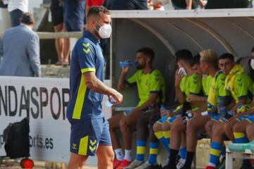 Jesé, ayer, dirigiéndose al banquillo de Las Palmas antes de comenzar el partido amistoso contra el Sevilla.