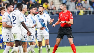 Los jugadores del Deportivo protestan a Lax Franco.