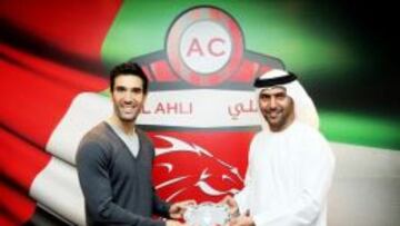 H. E. Abdullah Bin Saeed Al Naboodah, presidente del Al Ahly, entrega una placa de reconocimiento a Fernando Sanz.