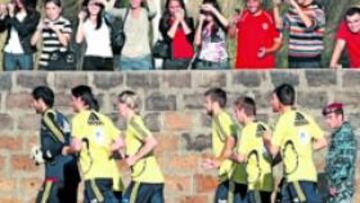 <b>AFICIÓN. </b>Torres e Iniesta trotaron un ratito al sol con el grupo y ante varios aficionados españoles, pero cuando empezó el partido no pudieron participar con el resto.