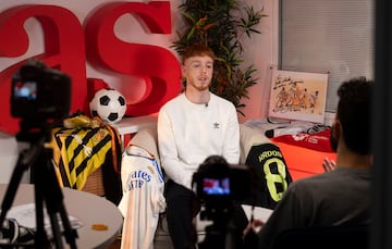 Marc Cucaln, durante su charla en AS, escoltado por la camiseta con la que debut en la Youth y la que le regal Kroos.