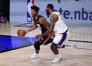 Butler tuvo una marca de 40 puntos, 13 asistencias y 11 rebotes y al final Miami Heat se llevó la victoria por marcador de 115-104.