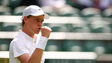 Jannik Sinner celebra su victoria ante Luca Nardi en Wimbledon.